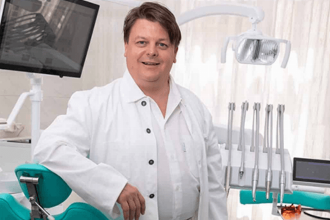 Dr. Makausz Dental