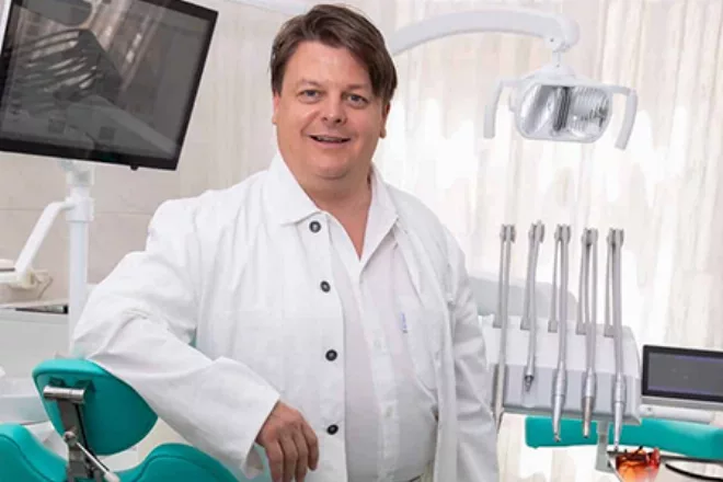 Dr. Makausz Dental